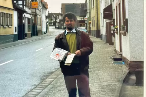 SPD-Gründungsmitglied Wilfried Schowalter trägt 1991 die Zeitung am Sonntag ( ZAS) aus. 