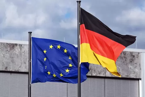 Die deutsche Flagge und die EU-Flagge vor dem Bundesverfassungsgericht.