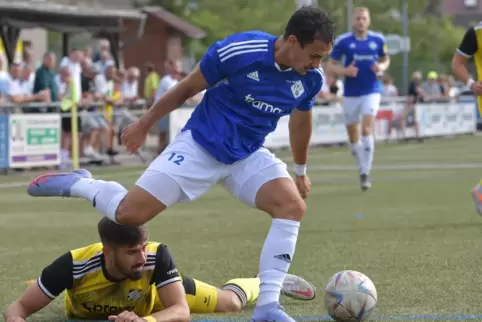 Trickst so manchen Gegner aus: FKP-Offensivspieler Luka Dimitrijevic, hier in der Partie bei Hertha Wiesbach.