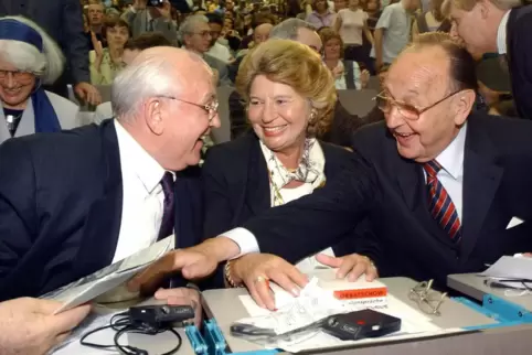Am 13. Mai 2002 hielt der frühere Staatspräsident der Sowjetunion, Michail Gorbatschow (links), einen Vortrag an der Universität