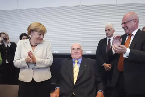 Der von seiner Krankheit gezeichnete Altkanzler besuchte 2012 die Unionsfraktion im Bundestag. Kanzlerin Angela Merkel und Frakt