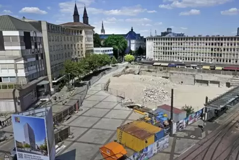 Könnte Standort für das neue Rathaus sein: die Baugrube am Berliner Platz.