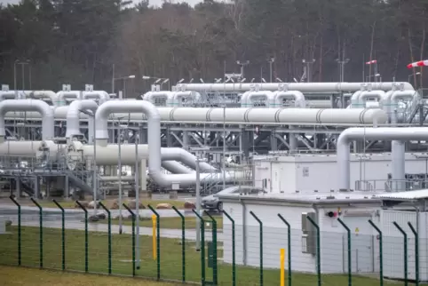 Blick auf Rohrsysteme und Absperrvorrichtungen in der Gasempfangsstation der Ostseepipeline Nord Stream 2 in Lubmin in Mecklenbu