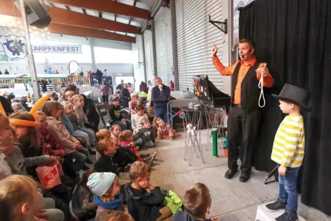 Kinderprogramm am Sonntag: Zauberer Magic Chris unterhält die jüngsten Kerwebesucher in der Sommerfesthalle in Otterstadt. 