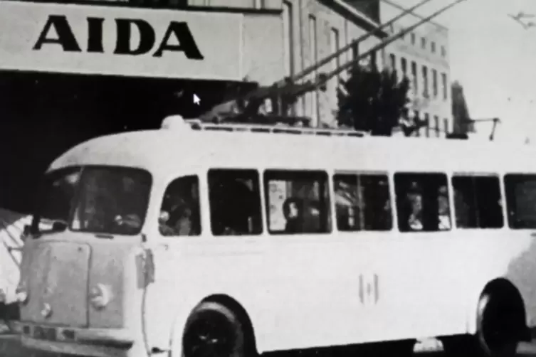 Der erste Oberleitungsbus auf Probefahrt am 29. Oktober 1949 vor dem damaligen Pfalztheater beim Fackelrondell.