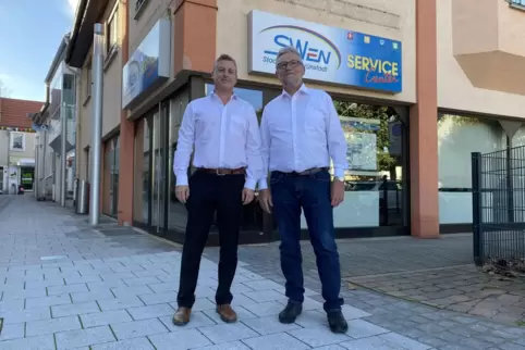 Dirk Beck (links) und Albert Monath vor dem Kundencenter der Stadtwerke Grünstadt. 