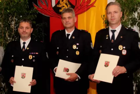 Mit dem Goldenen Feuerwehr-Ehrenzeichen des Landes ausgezeichnet: (von links) Martin Kennel, Sascha Bauer und Stephan Strasser v