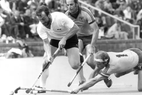 Fünf Tore bei Olympia 1984: Heiner Dopp (links) gegen die Mannschaft von Australien.