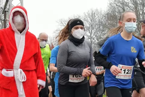 2021 hatte Joana Reinig (rechts) ebenfalls am Haßlocher Nikolauslauf teilgenommen. Vor einem Jahr gab es noch strenge Corona-Auf
