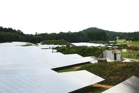 Der Solarpark auf dem ehemaligen Militär-Areal bei Clausen soll wachsen.