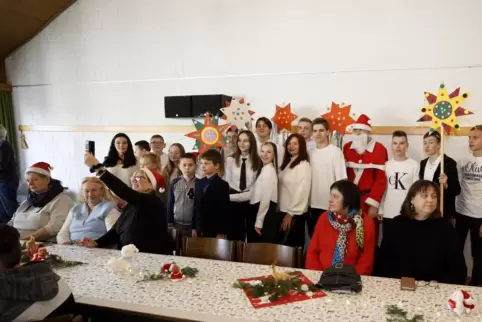 Konnten bei der Weihnachtsfeier der Enkenbacher Tafel für ein paar Stunden den Krieg in ihrem Heimatland vergessen: Kinder und J