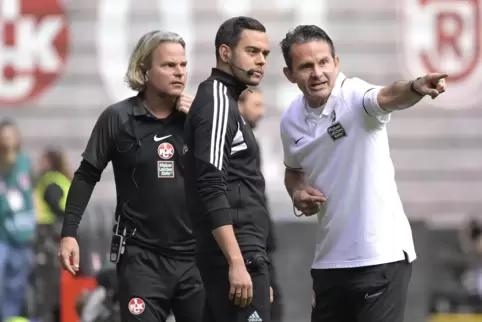 Disput mit dem Vierten Offiziellen: Dirk Schuster (rechts). Links Co-Trainer Sascha Franz.