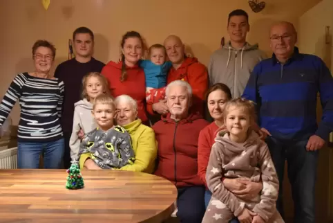 Die ukrainische Großfamilie mit ihren deutschen Helfern (stehend von links): Petra Berger (Verein Miteinander), Student Oleksand
