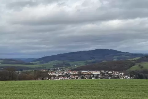 Der Rundwanderweg bietet einen traumhaften Blick auf Glan-Münchweiler. Im Hintergrund ragt der Potzberg empor. 