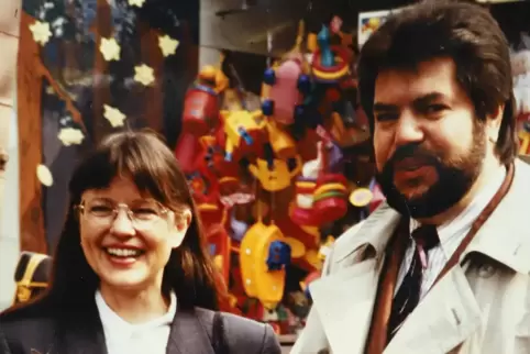 Das Foto zeigt Theresia Riedmaier und Kurt Beck bei der Eröffnung des Landauer Maimarktes 1991. 