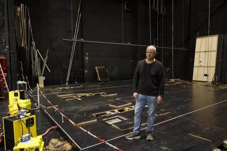 Der Bühnenboden und alles darunter – hier ein Blick auf die Seitenbühne mit dem technischen Inspektor Matthias Henche – muss ern
