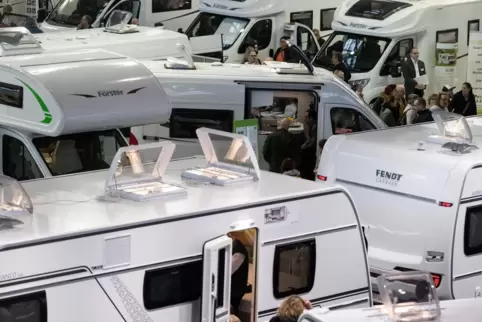 Großer Andrang: Besucher interessieren sich auf der Urlaubsmesse Caravan Motor Touristik (CMT) in einer Halle der Messe Stuttgar