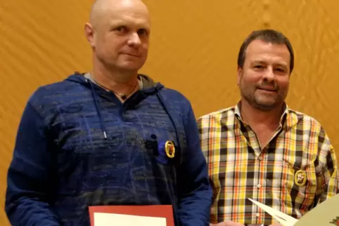 Wurden mit dem Goldenen Feuerwehr-Ehrenzeichen des Landes Rheinland-Pfalz geehrt: Heiko Matheis (links) und Rolf Becker. 