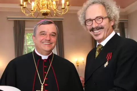 2009: Bischof Karl-Heinz Wiesemann ehrt Wolfgang Hissnauer mit dem päpstlichen Sylvester-Orden.