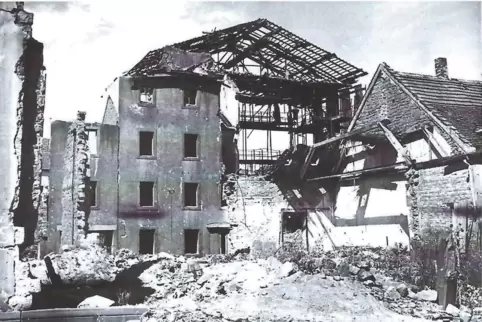 Die Aufnahme zeigt das nach dem Bombenangriff im Sommer 1944 ausgebrannte Theater in der heutigen Lauterer Karl-Marx-Straße. 