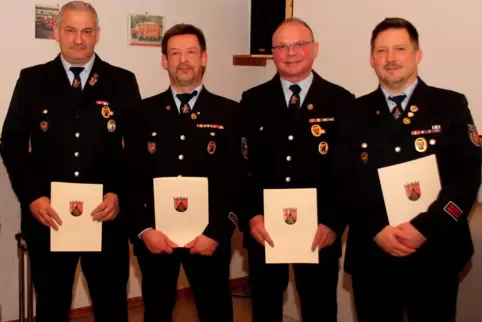 Erhielten das Goldene Feuerwehr-Ehrenzeichen: Oberbrandmeister Michael Decker, Brandmeister Karlheinz Weisbach, Brandmeister Ben