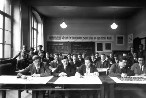 Eine Schulklasse der Abendschule in der Ludwigshafener Maxschule im März 1943.