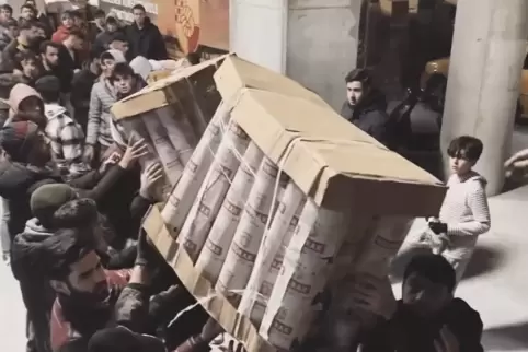  Göztepe Izmir hat einen Spendenaufruf für die Erdbebenopfer gestartet. Zahlreiche Helfer packen Kisten mit Hilfsmitteln, die in