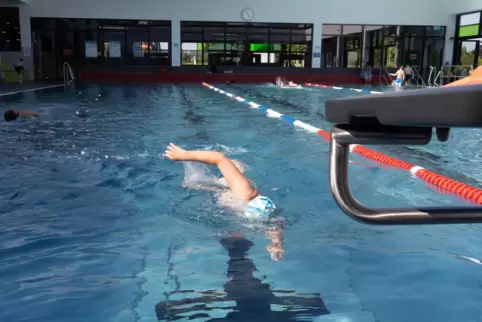 Für sportliche Schwimmer sind 26 Grad ausreichend, sagt der Schwimmclub. 