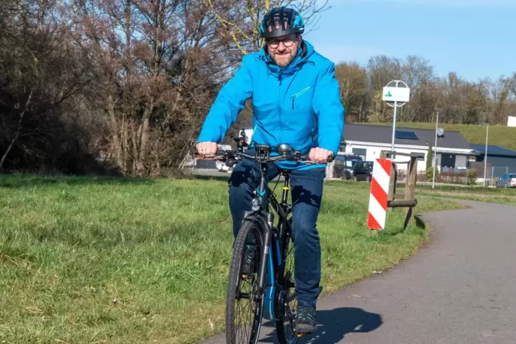 Steffen Antweiler auf dem Zellertal-Radweg: Zu Feuerwehr-, Weinfesten und ähnlichem ist der Rüssinger meist per E-Bike unterwegs