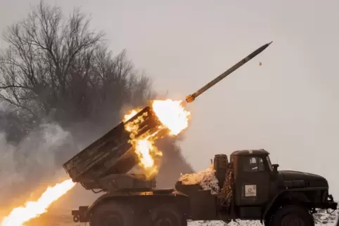 Ukrainische Soldaten feuern einen Grad-Mehrfachraketenwerfer aus der Sowjetzeit auf russische Stellungen im Gebiet von Charkiw. 