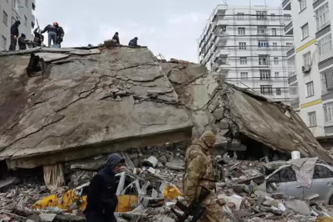 Nach derzeitigem Stand sind bei dem verheerenden Erdbeben in der Türkei und Syrien mehr als 50.000 Menschen ums Leben gekommen. 