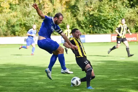  Voller Einsatz. Dominik Heid (links) in einem früheren Spiel gegen Erlenbach. 