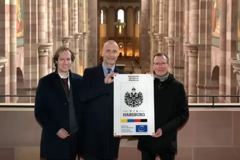 Domdekan und Domkustos Dr. Christoph Kohl (rechts) nimmt stellvertretend für das Domkapitel die Tafel der „Via Habsburg“ aus der