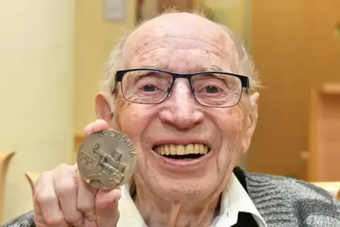 Heinz Ostheimer zeigt stolz seine Olympia-Medaille. 