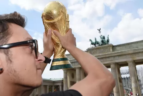 Auf dem Höhepunkt: Mesut Özil mit dem WM-Pokal nach dem Triumph 2014.