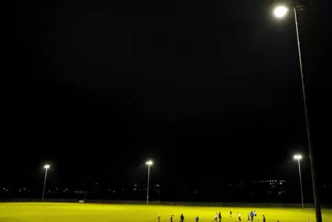 ASV Edigheim und Tennisclub Rot Weiß stellten beim Flutlicht auf LED-Beleuchtung um. 