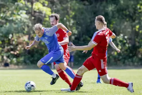 Stefan Bosle (links) und der FV Ramstein tun sich schwer in der Aufstiegsrunde der Bezirksliga. 