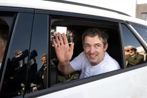 Der «Querdenken»-Initiator Michael Ballweg verlässt auf dem Rücksitz des Autos eines seiner Rechtsanwälte die Justizvollzugsanst