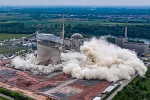 Die Kühltürme des stillgelegten Atomkraftwerks Phillipsburg fallen nach der Sprengung Mitte Mai 2020 zusammen. Der letzte Block 