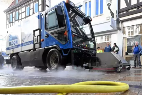 Freitag in der Hauptstraße: das Reinigungsfahrzeug aus den Niederlanden auf seiner Testfahrt.