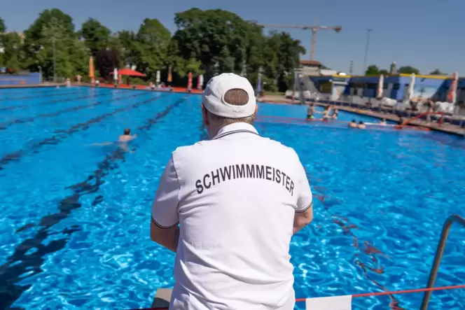 In vielen Schwimmbädern werden für die Sommersaison noch händeringend Rettungsschwimmer gesucht.