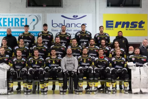 Der EHC Zweibrücken wird in der Saison 2022/23 Meister in der Eishockey-Regionalliga-Südwest. Zum Kader gehörten (vorne von link