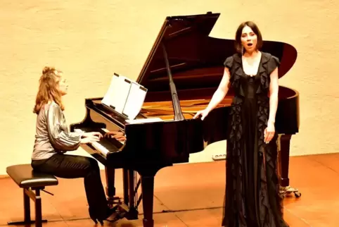 Grandios: Hanna-Elisabeth Müller, begleitet von Juliane Ruf am Klavier.
