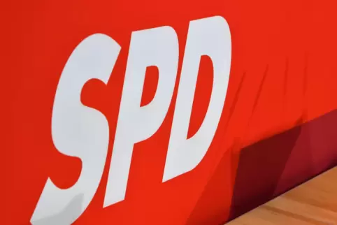 Ein SPD-Logo ist in der Parteizentrale an einer roten Wand zu sehen.