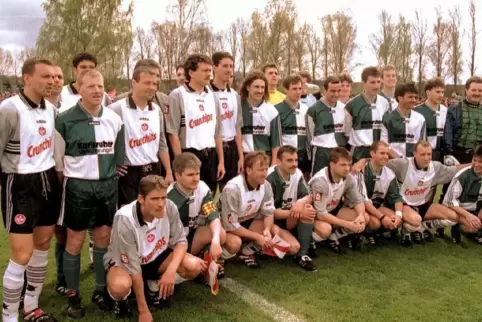 April 1998: Der 1. FC Kaiserslautern ist zu einem Jubiläumsspiel in Steinfeld. Wenig später gewinnt er die deutsche Meisterschaf