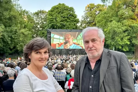 Daniele und Michael Kötz, die auch das Festival des deutschen Films in Ludwigshafen leiten, im Speyerer Domgarten.