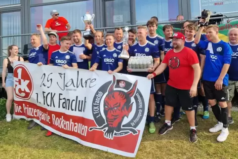 Feiert den Sieg: der FCK-Fanclub Prinzengarde Rockenhausen. In der Mitte mit der Hand am linken Pokal Kapitän Dieter Breier. 