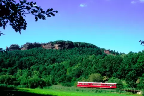 Die Wieslauterbahn gehört zu den landschaftlich reizvollsten Strecken der Pfalz (hier der Hochstein bei Dahn). Der historische E