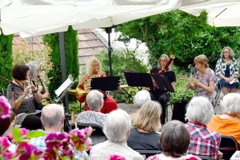 Idyllischer ließe sich kein Ort für einen Open-Air-Kammermusikabend ausdenken: das „Tibia Holzbläserquintett“ lud im Garten des 
