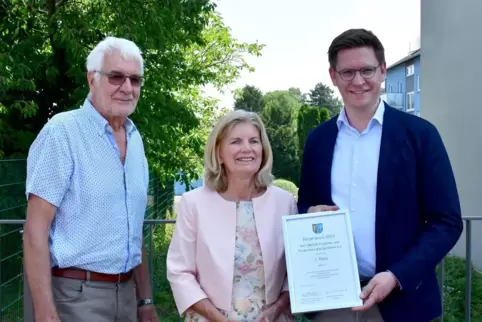 Nahmen den ersten Preis für den Omega-Freundes- und Förderkreis Bad Dürkheim entgegen (von links): Horst Heim, Margareta Kraus u